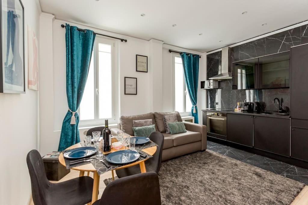 Paris, Tour Eiffel, Champs Elysees Apartment Paris