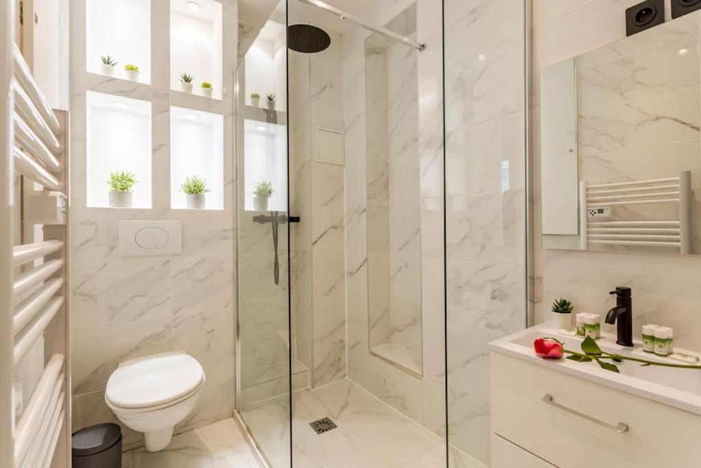 Paris, Tour Eiffel, Champs Elysees Apartment *